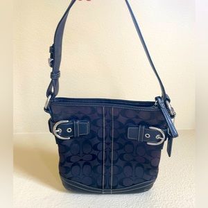 Coach signature shoulder bag in good condition